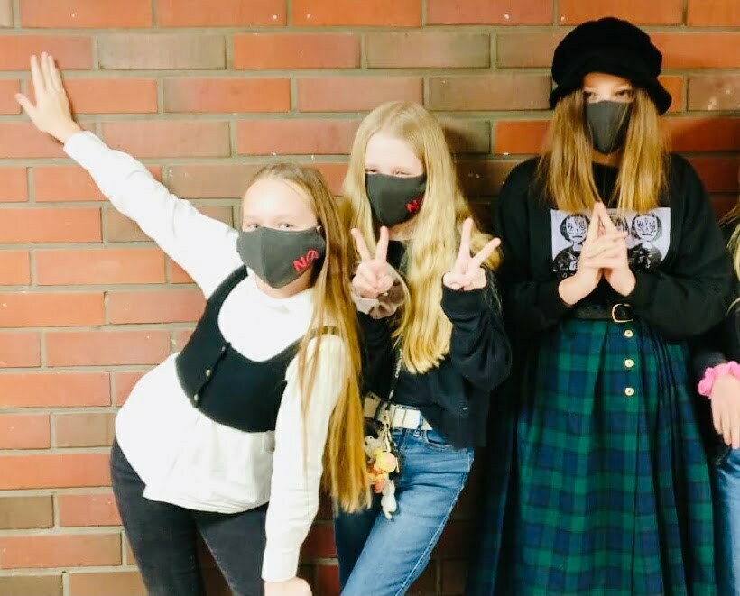 Peruskoululaisille kangasmaskit Poikosen säätiöltä